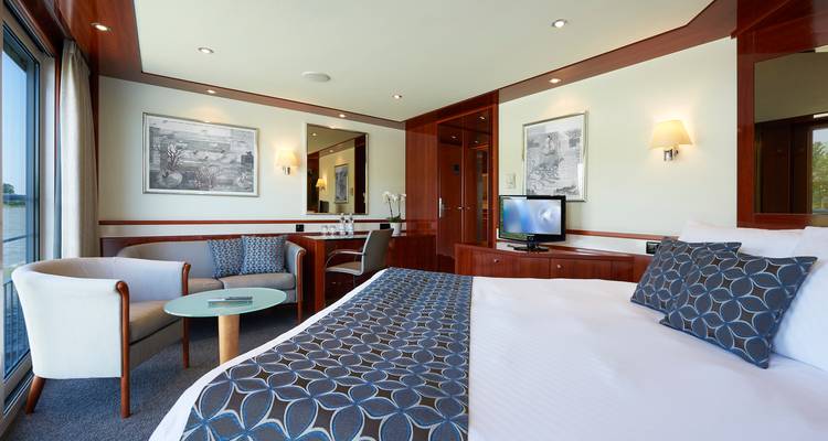 Elegante camarote de crucero con vista al río.