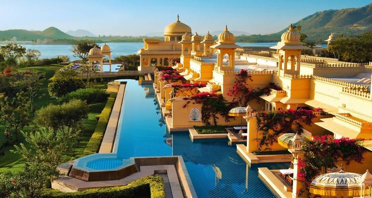 Luxuriöses Gebäude mit Schwimmbad und Seeblick.