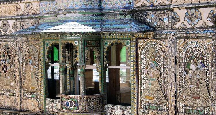 Dekoratives Mosaikfenster mit kunstvollen Details.