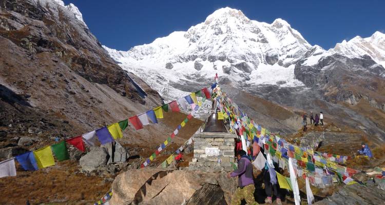 Himalaya basiskamp met gebedsvlaggen.