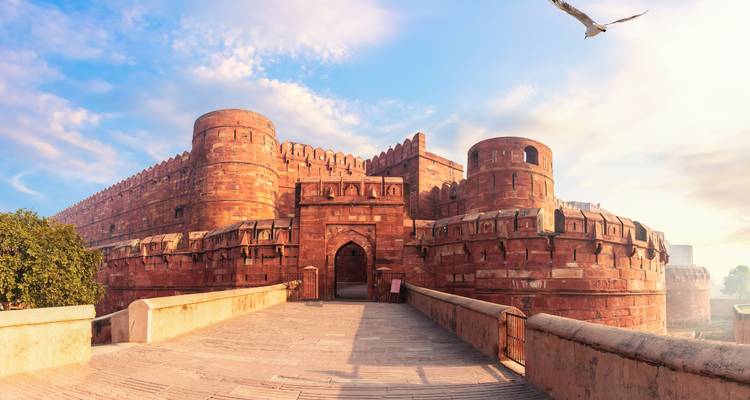El exterior del Fuerte Rojo en Agra con un cielo azul.