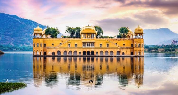 El palacio Jal Mahal reflejado in un lago sereno.