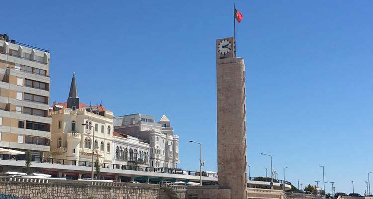 Una torre de reloj con edificios circundantes.