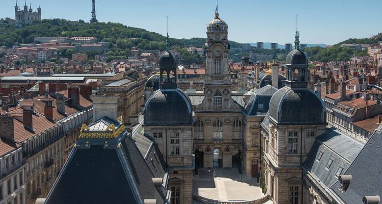 Vue élevée de jour à travers les toits de Lyon vers la colline de Fourvière et la Basilique.