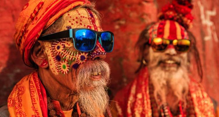 Zwei traditionell gekleidete Männer mit bemalten Gesichtern.