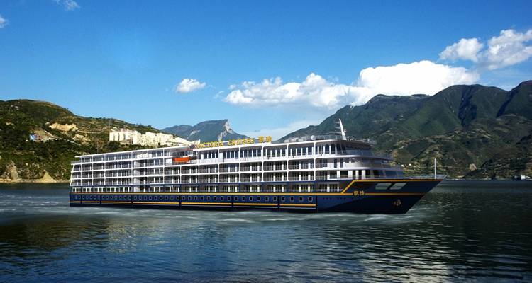 Gran crucero fluvial navegando por una vía navegable pintoresca.