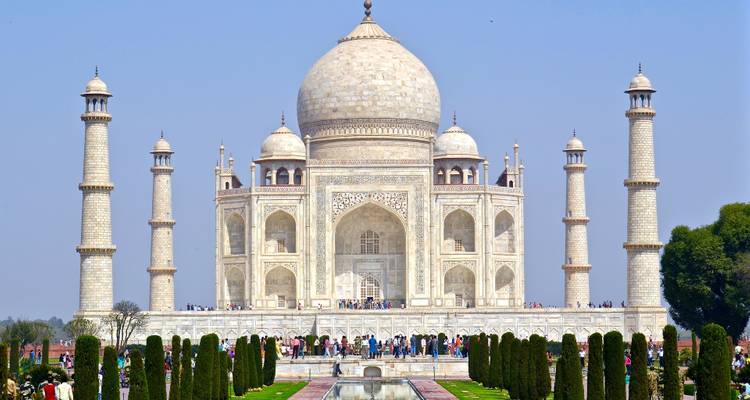 Ikonische Vorderansicht des Taj Mahal mit Spiegelbecken und gepflegten Gärten