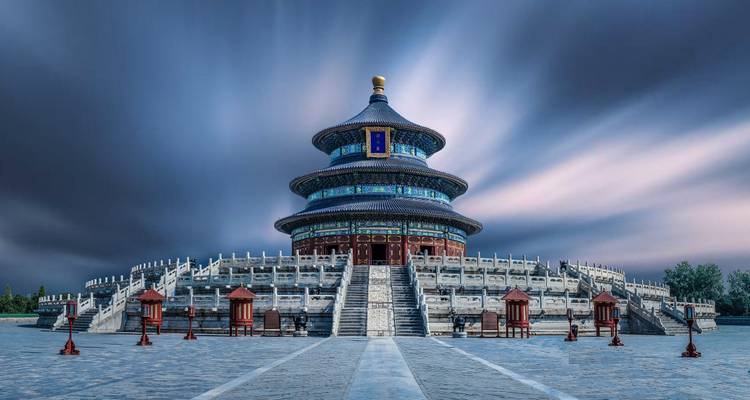 Templo del Cielo, un templo redondo con detalles intrincados, contra un cielo dinámico.