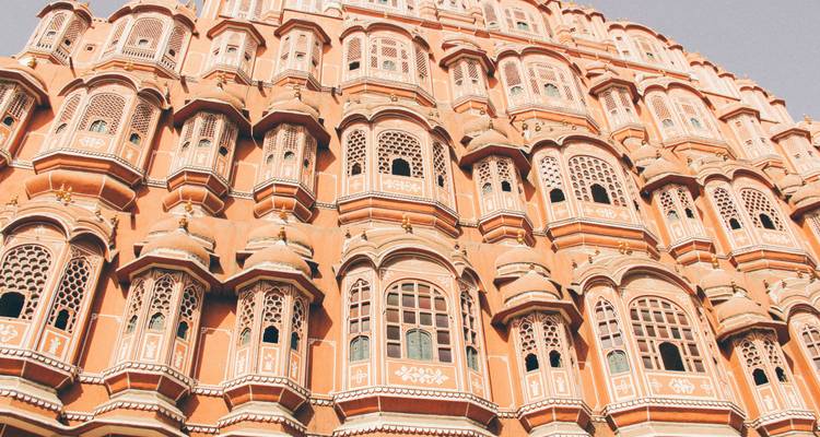 Detaillierte Hawa Mahal-Fassade mit warmen Farben und kunstvollen Fenstern.