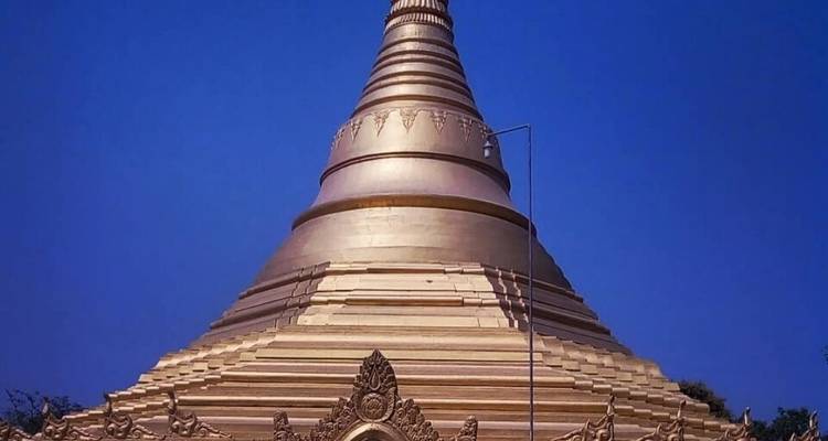 Gouden stupa onder de blauwe hemel.