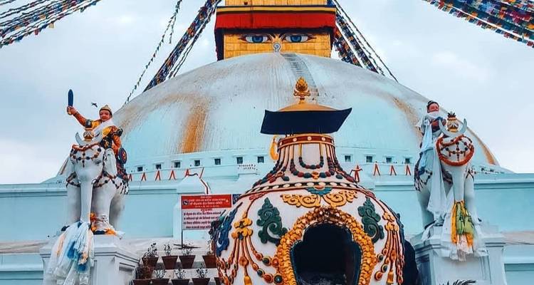 Grote stupa met Boeddha-ogen en kleurrijke vlaggen.