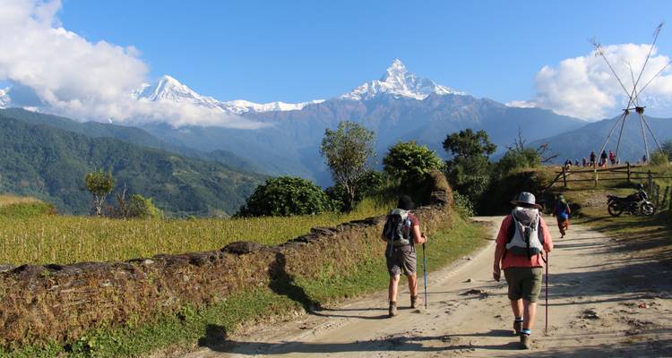 Wanderer, die in Richtung schneebedeckter Berge gehen.