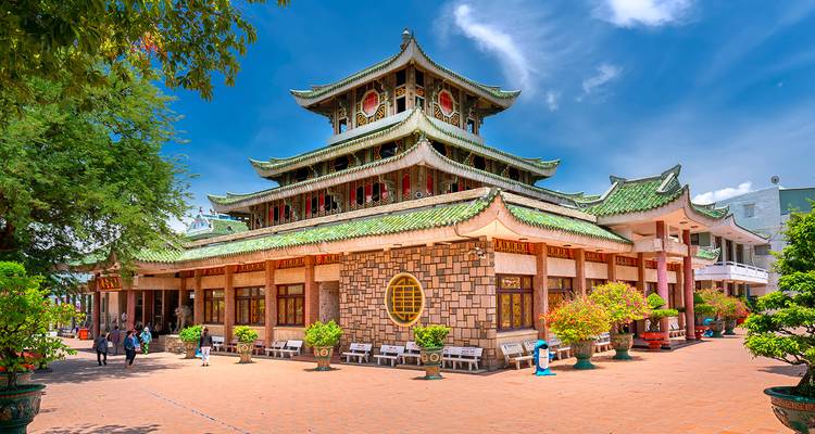 "Templo de Ba Chua Xu con gente cerca en Vietnam."