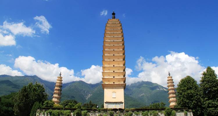 Pagode haute avec des montagnes en arrière-plan.
