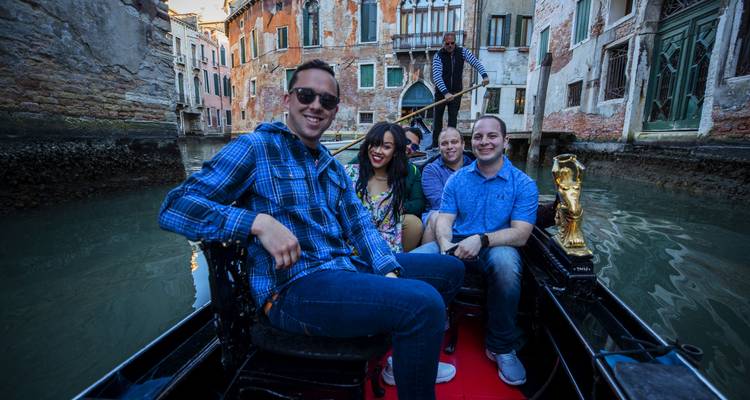 Groupe de personnes profitant d'une promenade en gondole à Venise