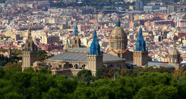 Palais National de Montjuïc avec paysage urbain en arrière-plan.