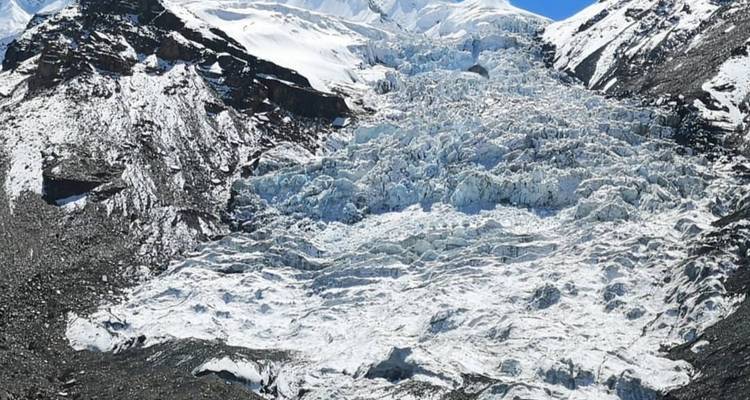 Gletsjerzicht met ruig berglandschap.