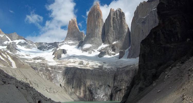 Imponentes torres de granito con picos cubiertos de nieve.
