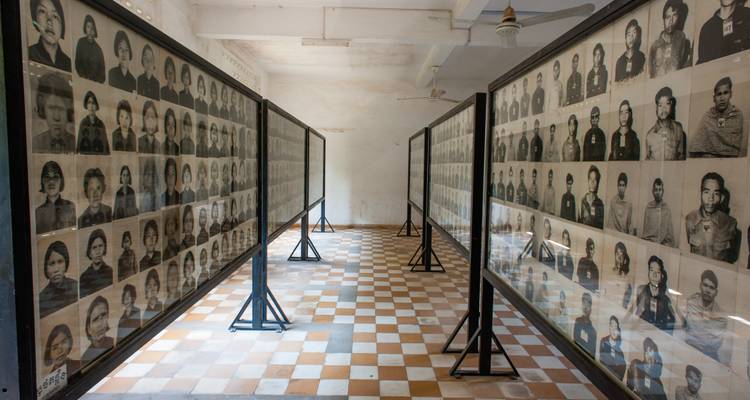 Innenausstellung mit historischen Schwarz-Weiß-Fotografien.
