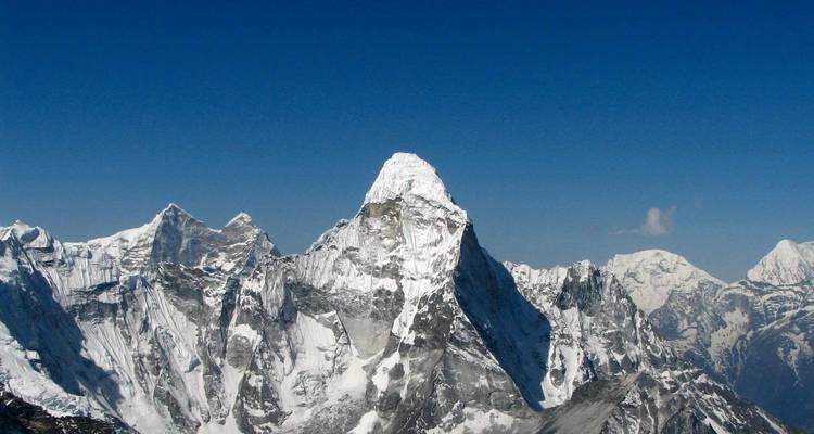 Schilderachtig uitzicht op besneeuwde bergen onder een heldere hemel.