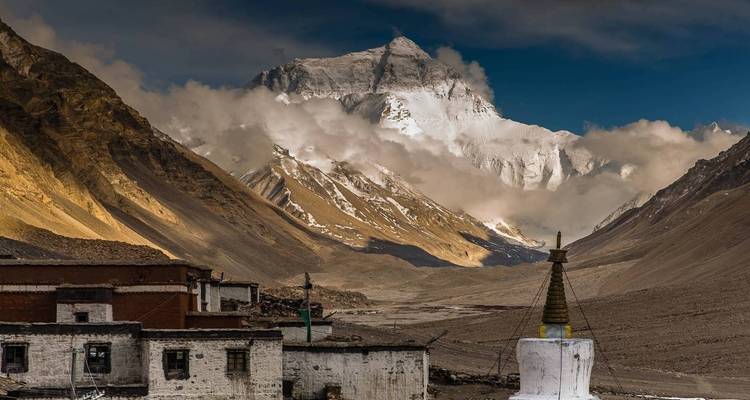 Zicht op de majestueuze Mount Everest in een bewolkte lucht.