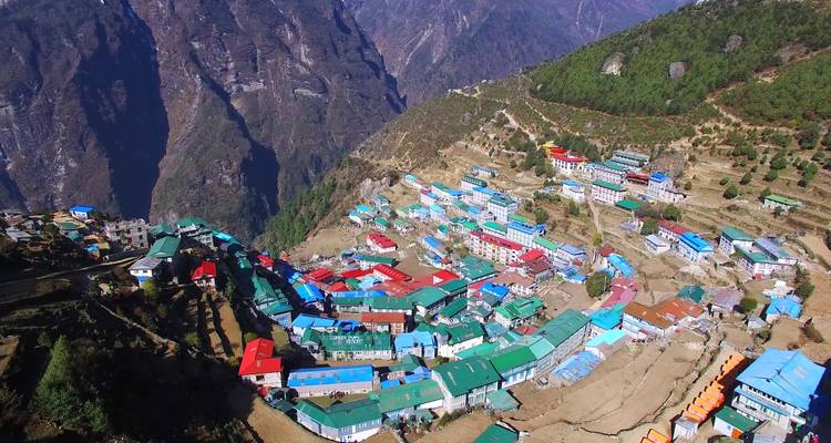 Luchtfoto van een Nepalees dorp met kleurrijke daken.