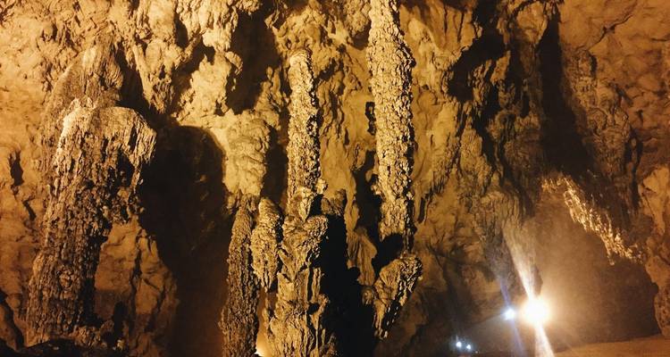 Innenansicht einer Höhle mit Stalaktiten und Stalagmiten.