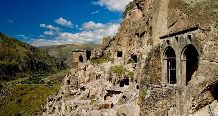 Anciens monastères rupestres taillés dans la roche.
