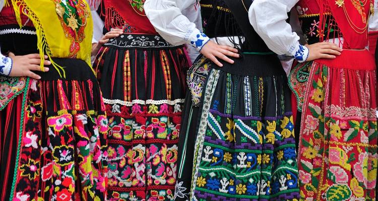 Groupe de personnes en costumes traditionnels colorés.