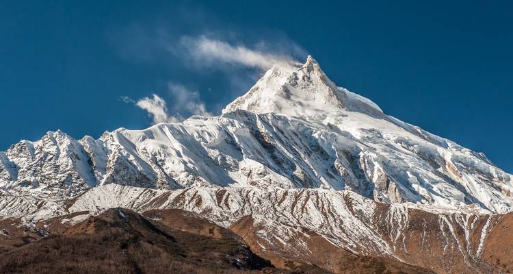 Majestätischer schneebedeckter Gipfel unter einem klaren Himmel.