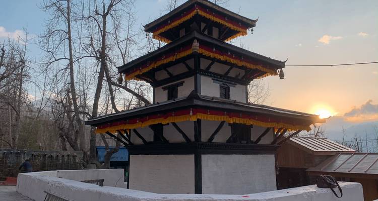 Traditionelle Pagode mit Sonnenuntergang im Hintergrund.