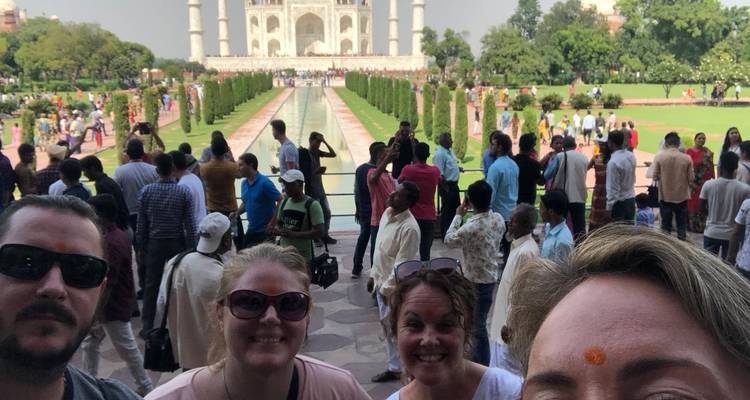 Foto grupal frente al estanque reflectante con el Taj Mahal de fondo.