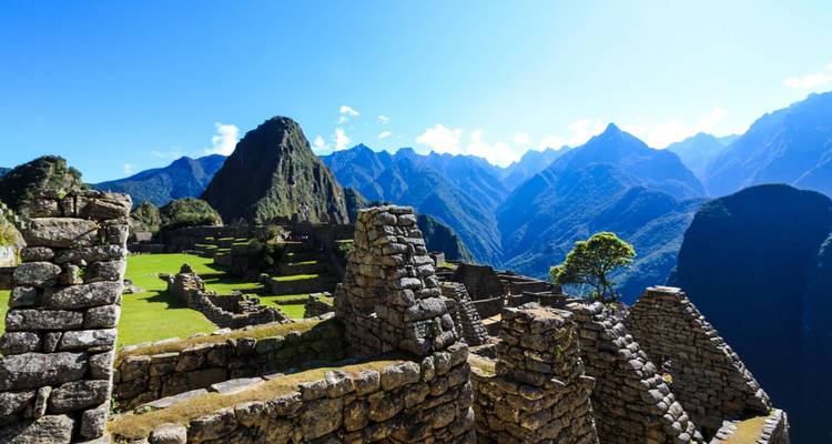 Ruinas de Machu Picchu con montañas al fondo.