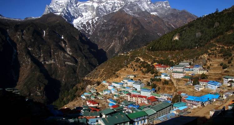 Eine Bergstadt mit bunten Häusern.