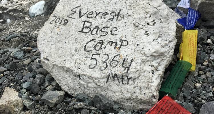 Stein mit eingraviertem Text, der die Höhe des Everest-Basislagers angibt.