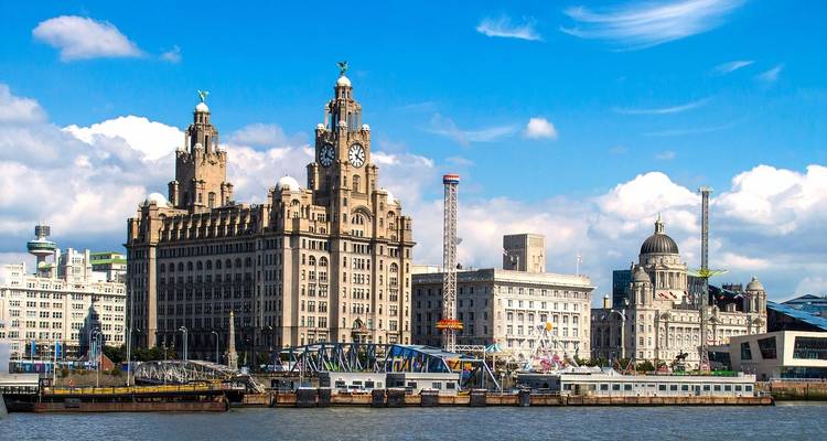 Liverpooler Hafenfront-Skyline mit dem Royal Liver Building unter strahlend blauem Himmel.