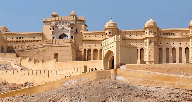 Große historische Festung mit gelben Mauern und beeindruckender Architektur.