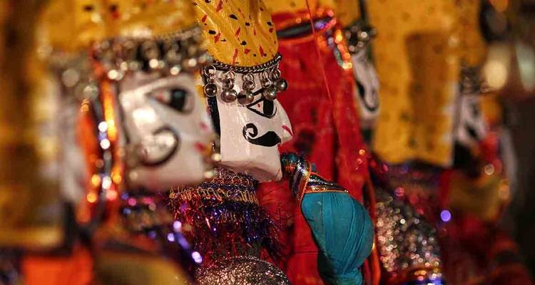 Nahaufnahme von traditionellen bunten Puppen.