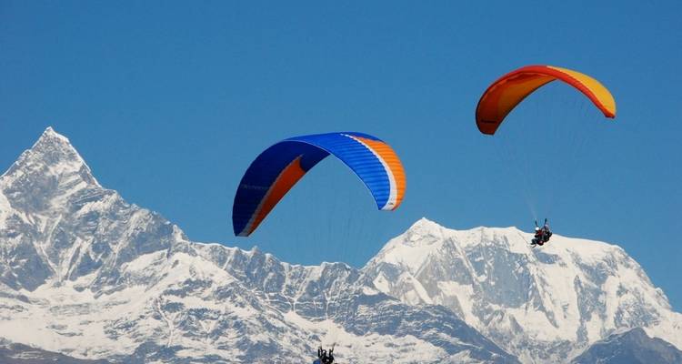 Paragliden boven de Himalaya-bergen