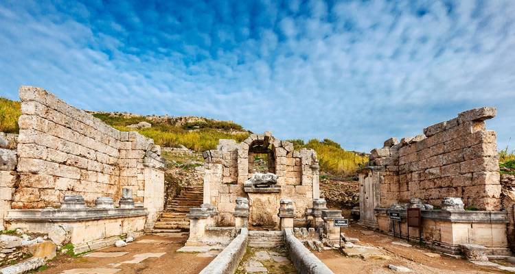 Ruines antiques sous un ciel vibrant.