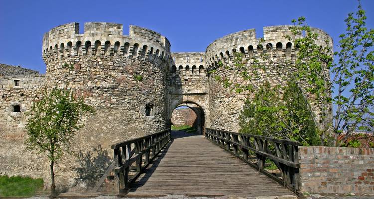 Historische Festung mit einem hölzernen Brückeneingang.