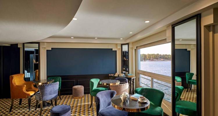 Intérieur luxueux d'un navire ou d'un hôtel avec vue sur la rivière.
