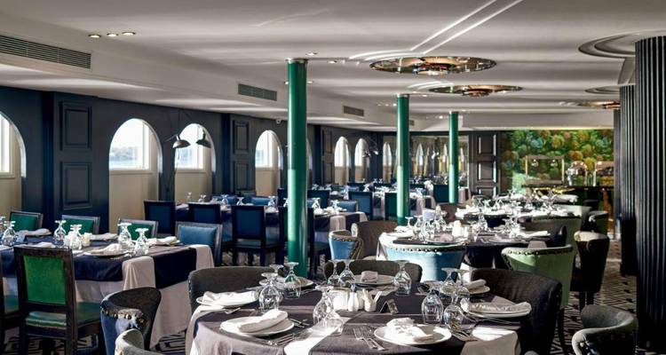 Salle à manger élégante sur un navire ou dans un hôtel.
