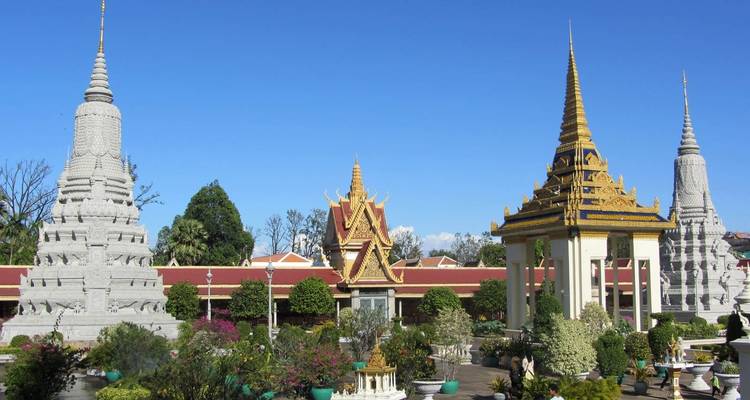 Een architecturaal complex met traditionele tempels en tuinen onder een heldere hemel.