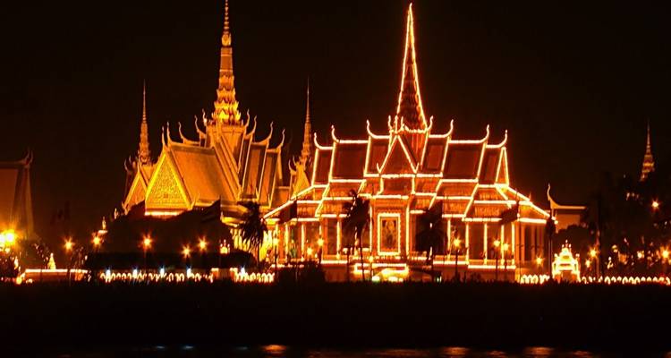 Een prachtig verlicht tempelcomplex 's nachts met ingewikkelde details.