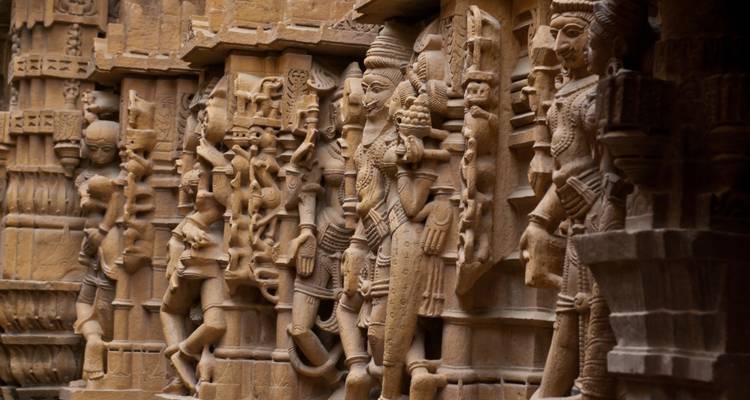 Intrincadas tallas de piedra que representan figuras en los templos de Khajuraho.