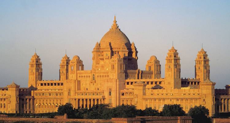 Palacio Umaid Bhawan en Jodhpur bajo un cielo despejado.