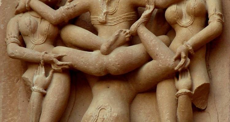 Geschnitzte Steinfiguren in historischem Relief.