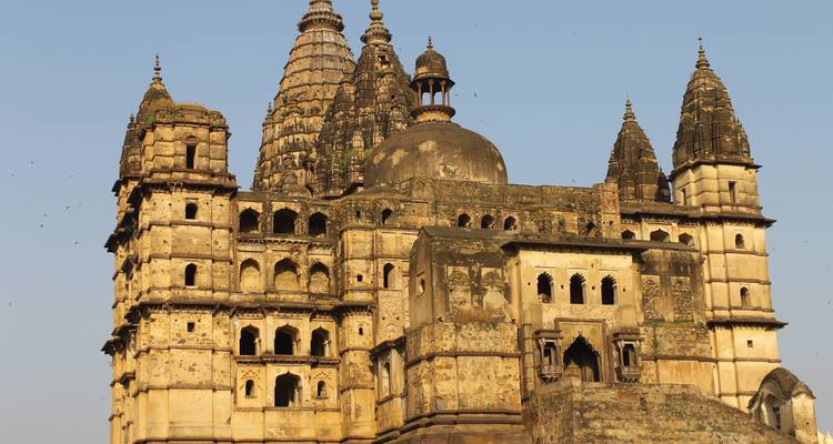 Historischer Tempel mit kunstvoller Steinarchitektur.