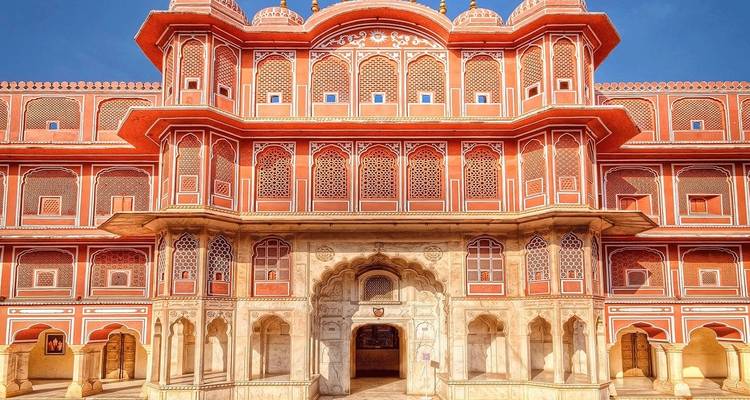 Palastfassade mit rosa und weißen kunstvollen Verzierungen.